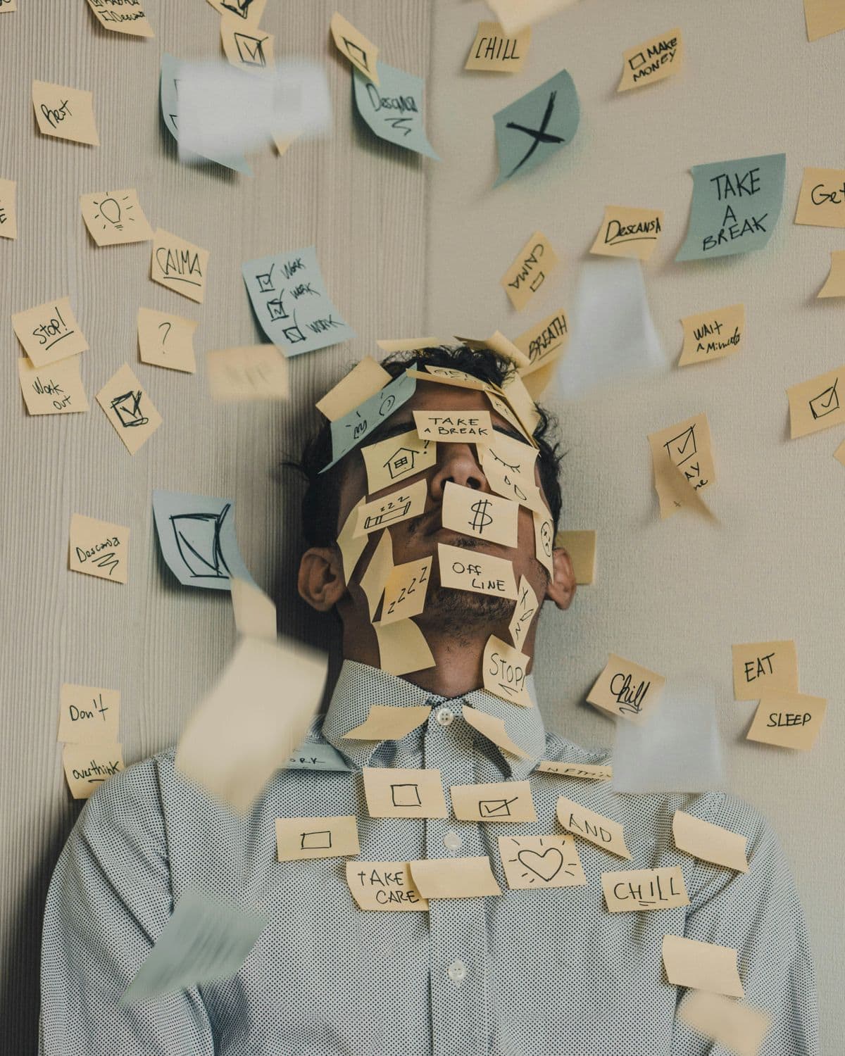 Una persona coperta di post-it con appunti, appuntamenti e promemoria